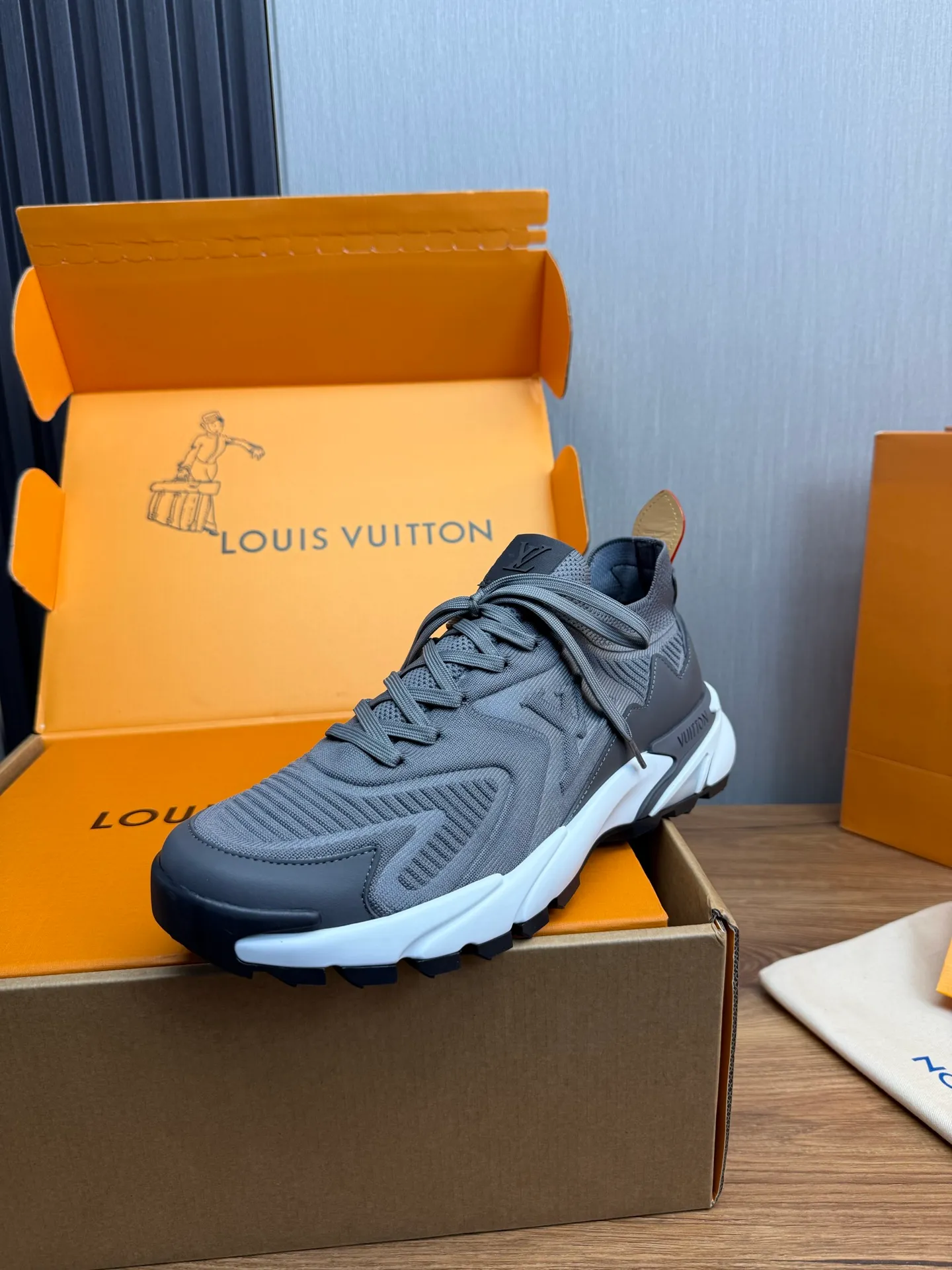 Men's Men's Shoes 580💰 🌈LV | Louis Vuitton 2025 LV Louis Vuitton L House Donkey Brand Latest Olympia Series Couple Style Silver Horn King Casual Sports Shoes Running Shoes This LV Olympia sports shoe combines mesh fabric and metallic synthetic leather and other technical fabrics to reinterpret the classic running shoe design with a neat and simple design. Lightweight EVA outsole provides a stretchy fit. Rich details such as Monogram embossing and LV letters establish recognition. Exquisite packaging at the delivery counter 🛍📦 ▪️Fabric: original imported technical fabric + mesh ▪️Inner lining: original customized breathable mesh ▪️Sole: original molded rubber foam material ▪️Sole thickness: 3.5CM ▪️Size: 38-44 yards